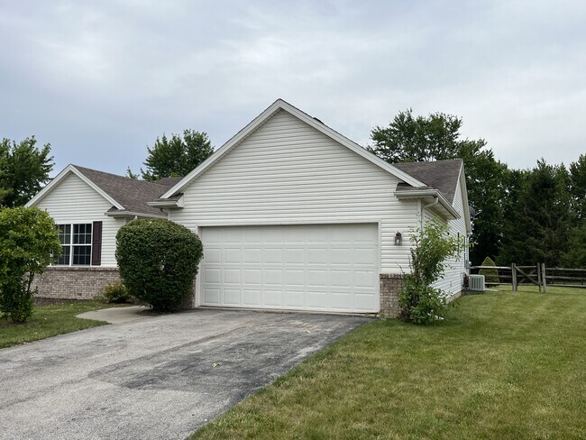 Building Photo - 5858 Sarah Lake Dr