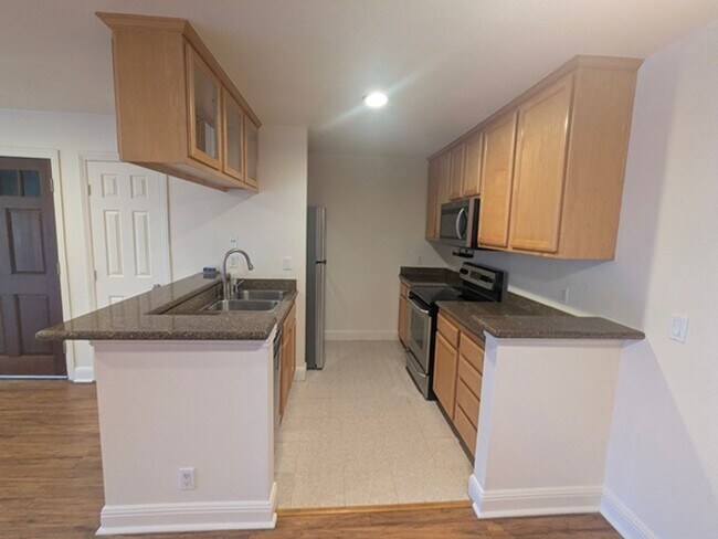 Building Photo - 2 Bedroom-1 Bathroom Single Story Condo; 2nd floor unit in Lakeside