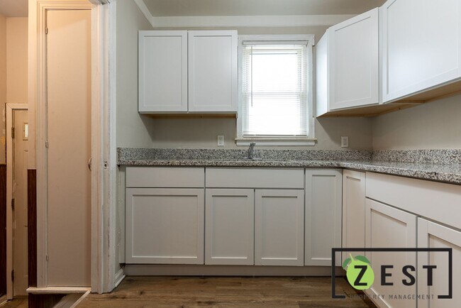 Building Photo - BEAUTIFUL 3 BEDROOM 1 BATH LOCATED IN HAPER WOODS MI 48225