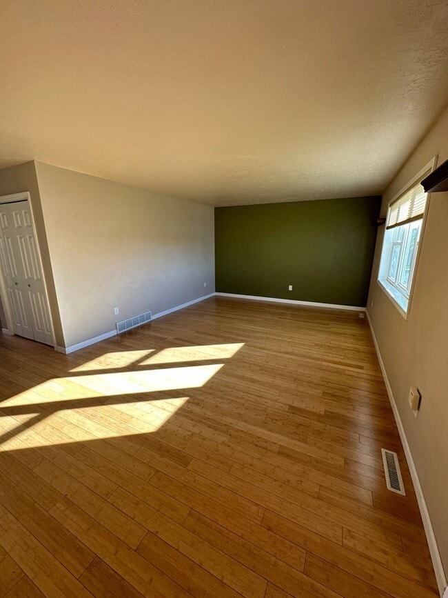 Building Photo - 3 Bedroom House!