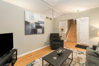 Building Photo - 1212 Johnston Dr