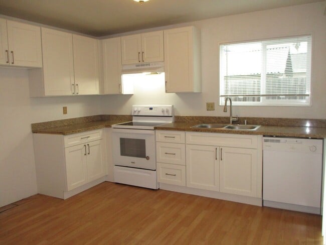 Building Photo - 731 Northampton Dr