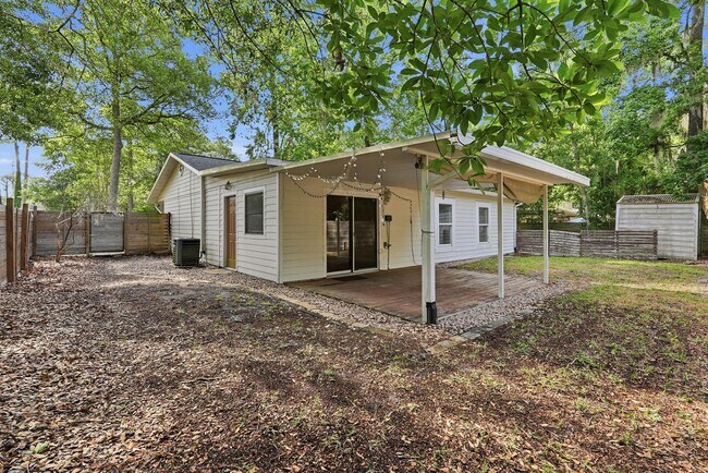 Building Photo - Quiet neighborhood, Centrally located, 3 bedroom 2 bath home in NW