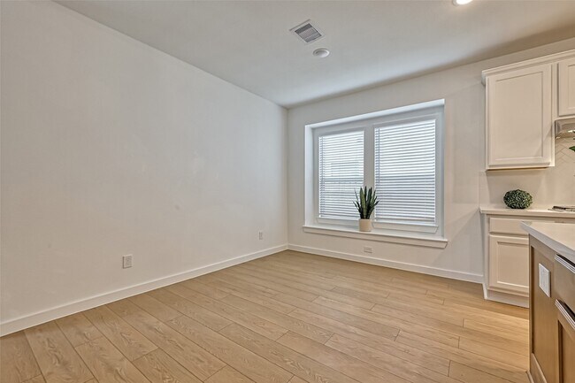 Building Photo - 323 Highland Bayou Dr