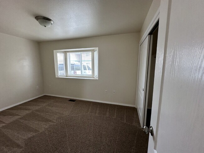 Building Photo - Lower Leval 2 Bed 1 Bath