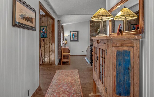 Building Photo - Charming Mid-Century Modern Ranch Home, 2 Bedroom 2 Bathroom, Lots Of Natural Lighting!