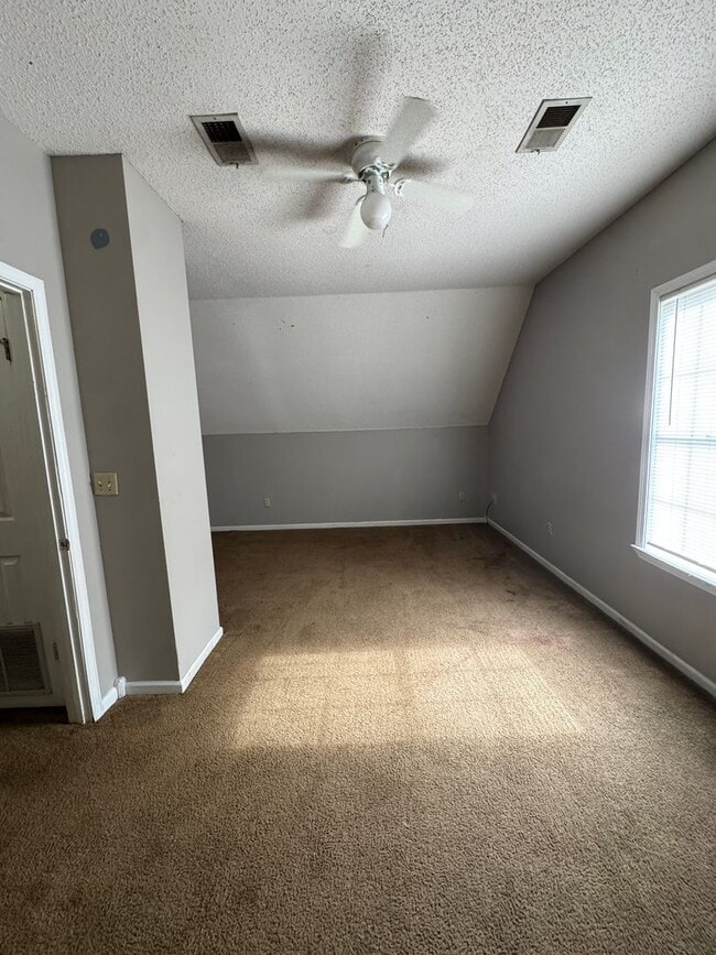 Building Photo - 3 Bed / 2 Bath off of South Caraway Available Now