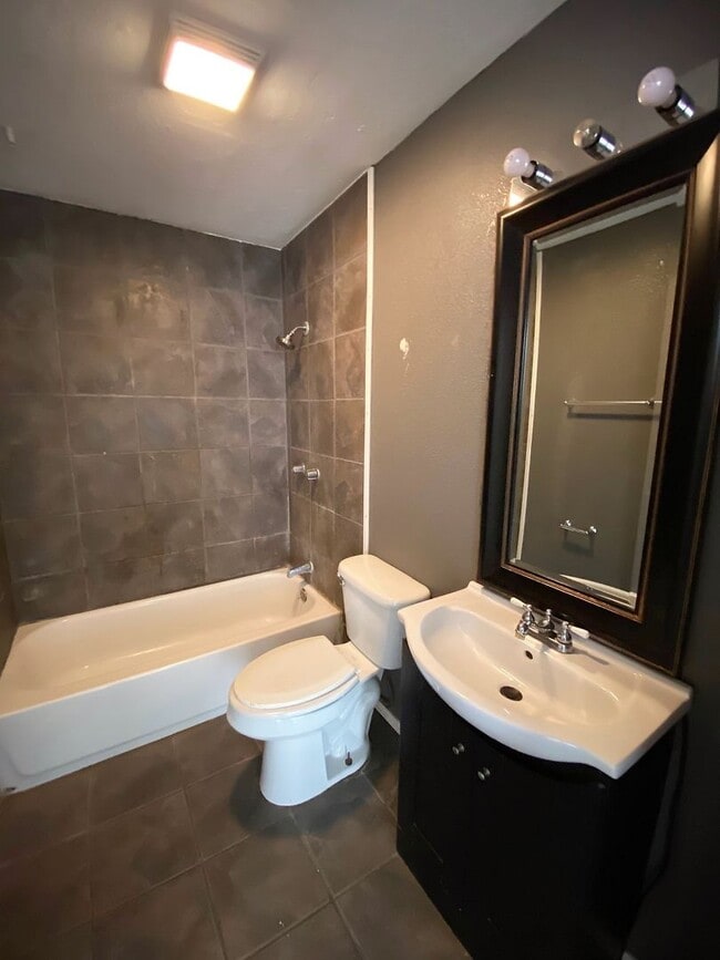 Building Photo - Adorable Remodeled three bedroom, one bath home with spacious fenced in back yard!!