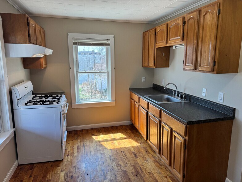 Building Photo - 98 Van Den Noort St