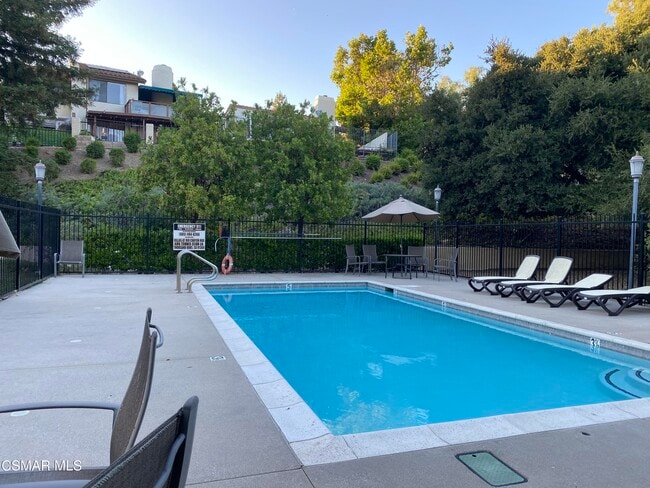 Building Photo - 730 Tennis Club Ln