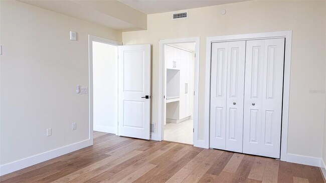 Building Photo - 1 Beach Dr SE