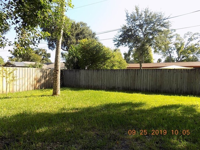 Building Photo - 3 Bed, 2 bath South Daytona