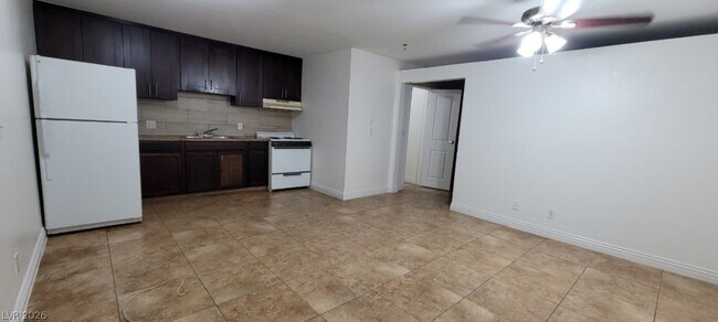 Building Photo - 305 N 10th St