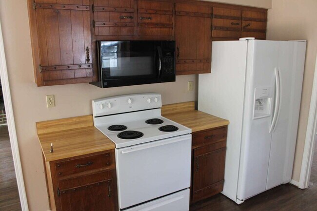 Building Photo - This well-maintained 3-bedroom, 2-bathroom home offers a comfortable and functional layout perfec...