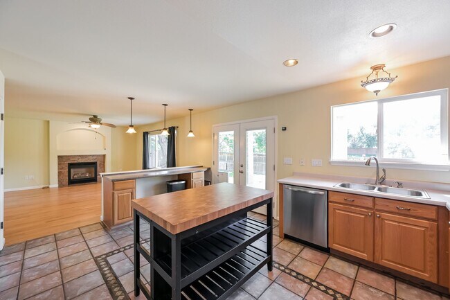 Building Photo - Spacious 4 Bed/ 3.5 Bath Home with Finishe...