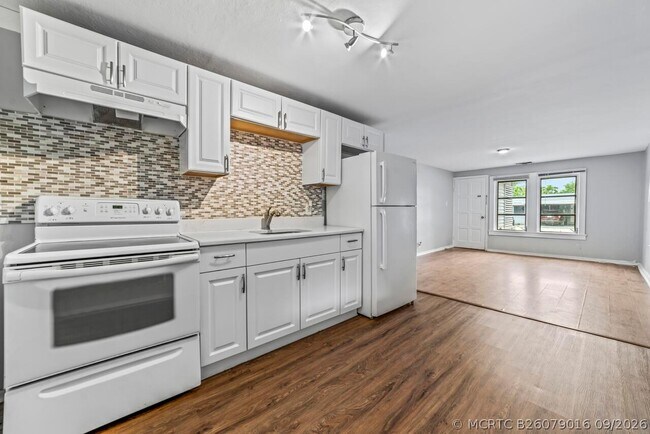 Building Photo - 645 NE 38th St