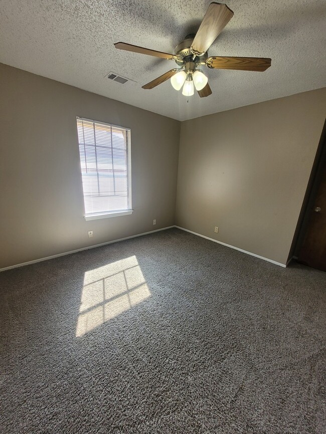 Building Photo - 3 bed 2 bath and 2 car garage!