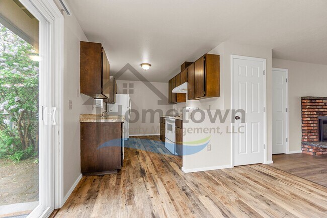 Building Photo - 2 Bedroom 1 Bath Home with Attached Garage...