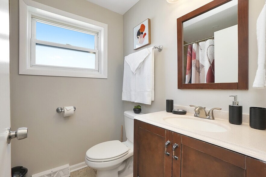 Building Photo - 4552 Kenilworth Ave