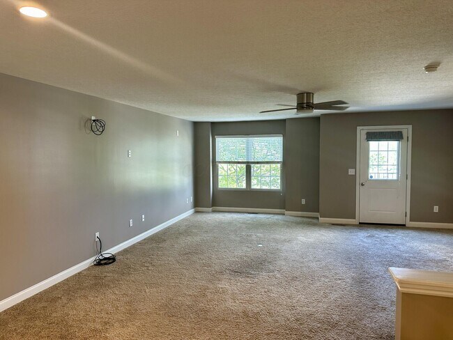 Building Photo - 5895 Canyon Creek Dr