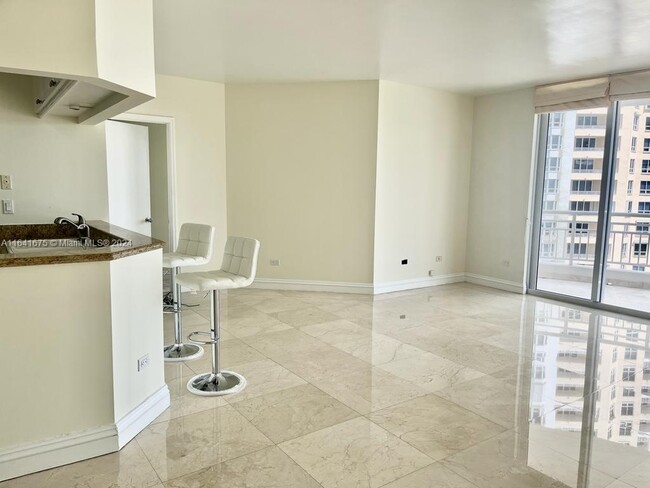 Building Photo - 848 Brickell Key Dr