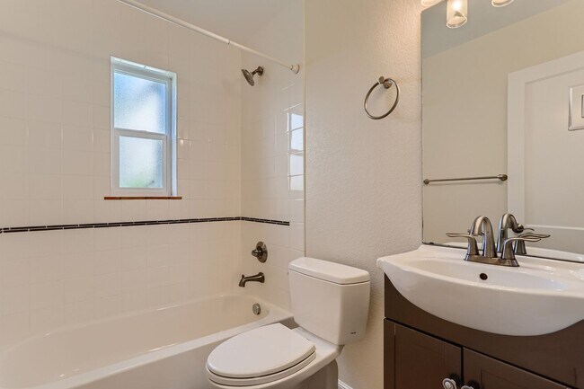 Building Photo - Amazing 4BR, 2BTH in Denver!