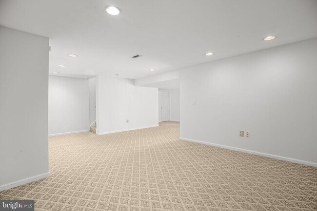 Building Photo - 64 Spring Lake Dr