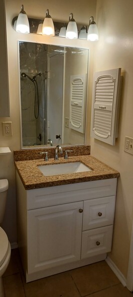 Building Photo - 5439 Kenwood Dr