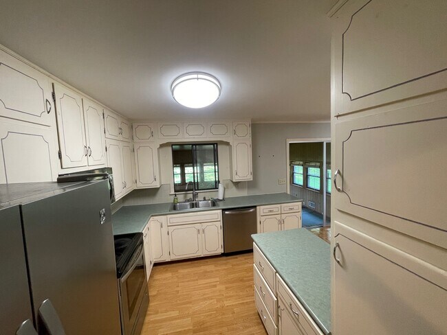 Building Photo - 536 Edgecrest Cir