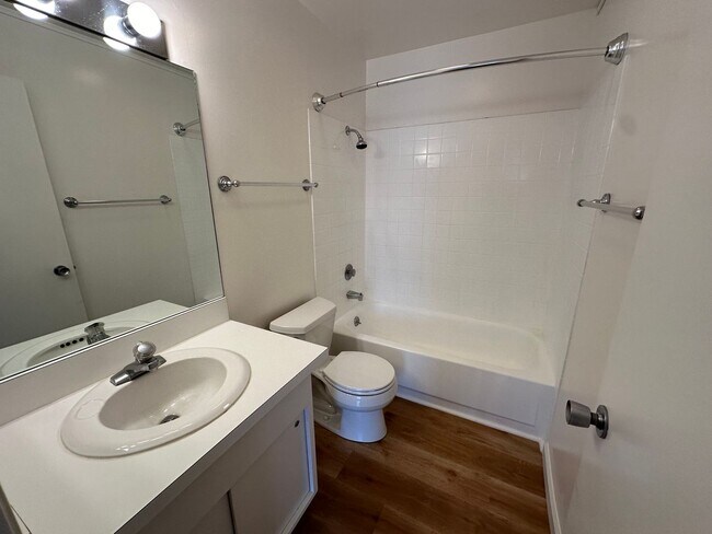 Building Photo - BEAUTIFUL BREATH TAKING VIEW UNIT!!! MUST ...