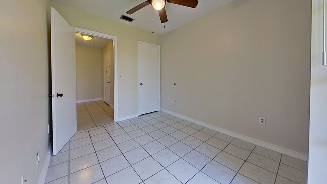 Building Photo - Spacious 3Bed/2Bath Condo in Colonial Point!
