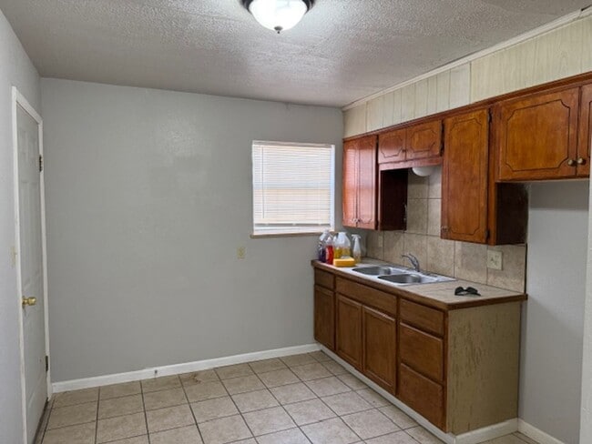 Building Photo - Super cute Home!