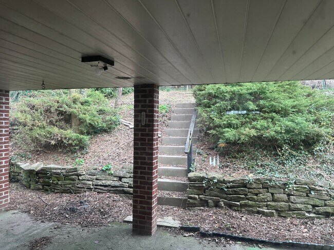 Building Photo - 3 bed/1 bath Single Family Home Pittsburgh, PA 15226