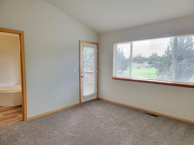 Building Photo - 1085 Golden Pheasant Dr