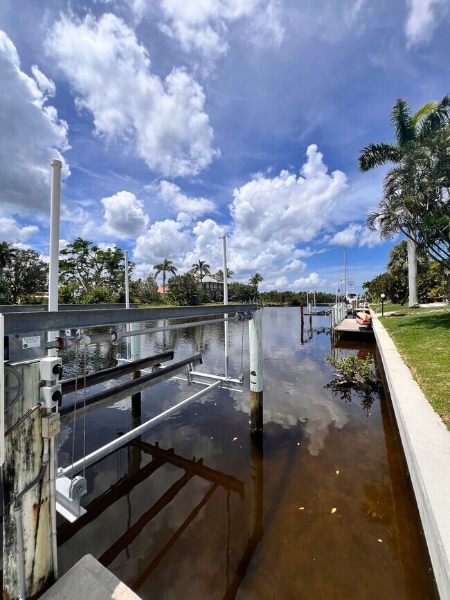 Building Photo - Waterfront Paradise in Punta Gorda Isles –...