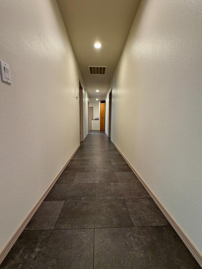 Building Photo - 61171 Minaret Cir