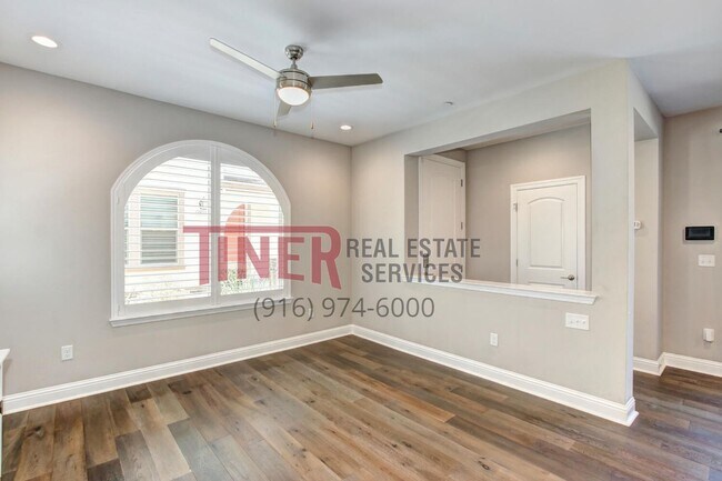 Building Photo - Huntington Sierra Oaks Gem with Fabulous A...