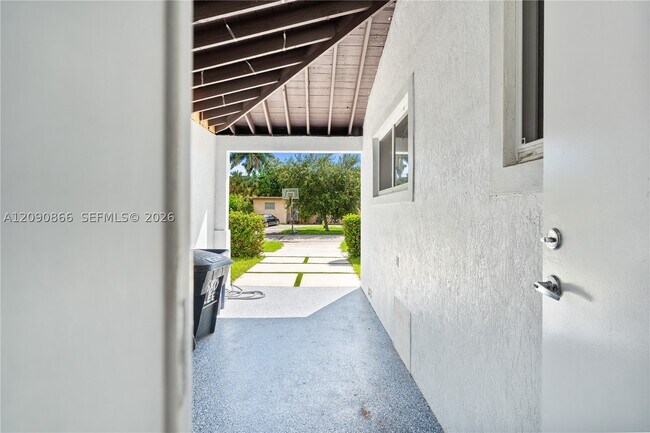 Building Photo - 580 Lee Dr
