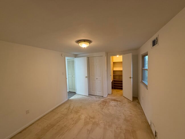Building Photo - 111 Roberts Dr