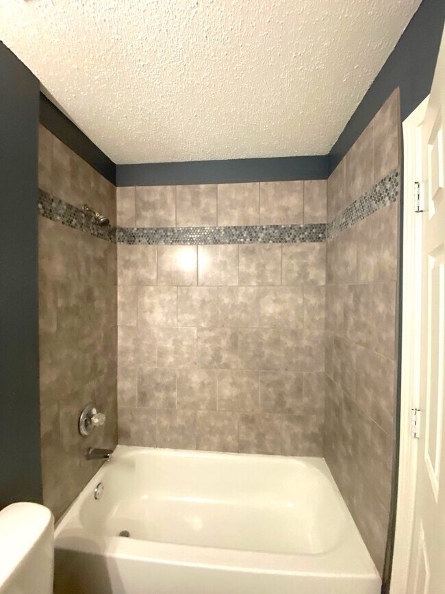 Building Photo - 4858 Royal Run Dr