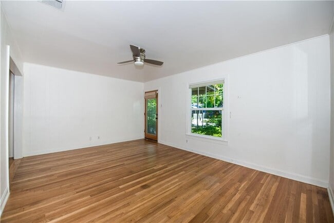 Building Photo - 906 E 53rd St