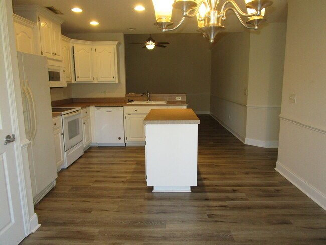 Building Photo - 3442 Beacon Dr