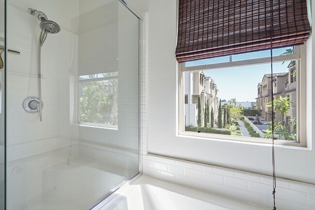 Building Photo - Beautiful TownHome in Pacific Ridge Rancho...