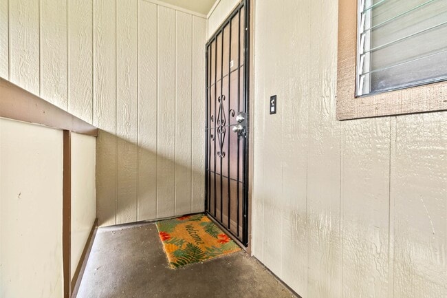 Building Photo - 2nd floor, 2 bedroom/1 bath/2 parking Town...
