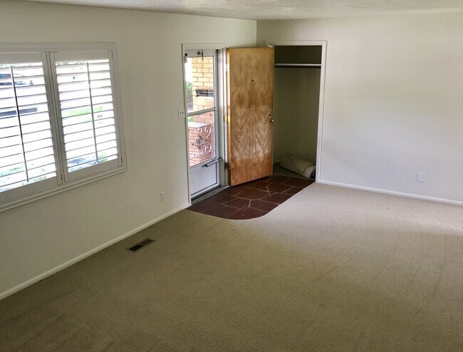 Building Photo - Beautiful Holladay Home