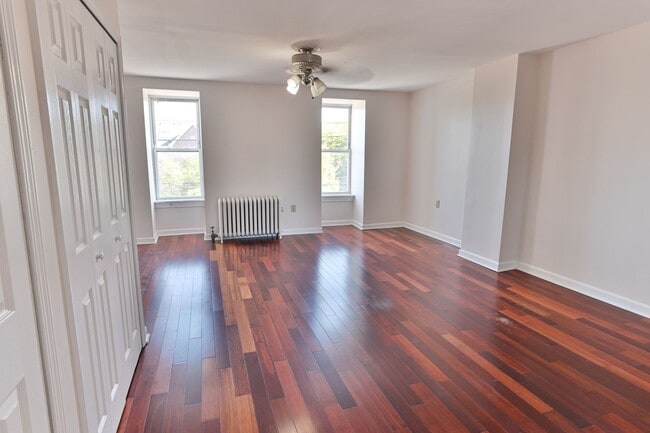 Building Photo - Charming 3 Bedroom on 2nd St