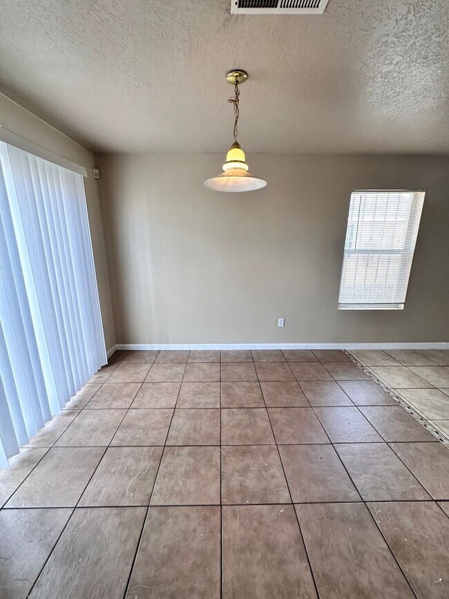 Building Photo - 3 Bedroom 2 Bathroom with 2 Car Garage