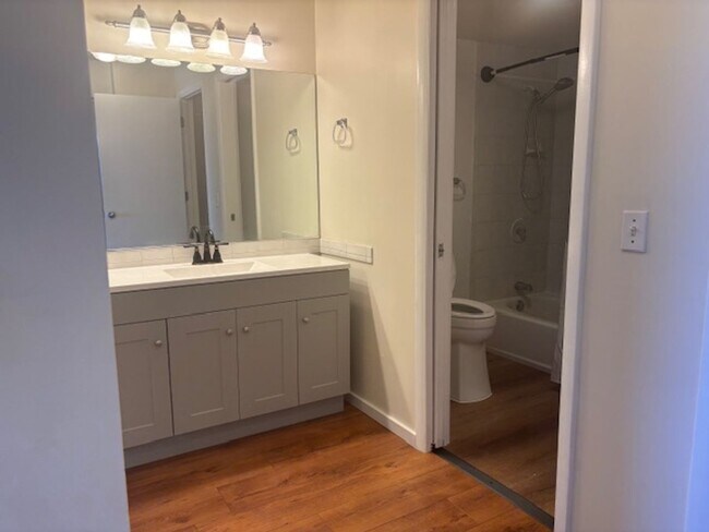 Building Photo - 3 Bedroom / 3 Bath Condo with Ocean Views