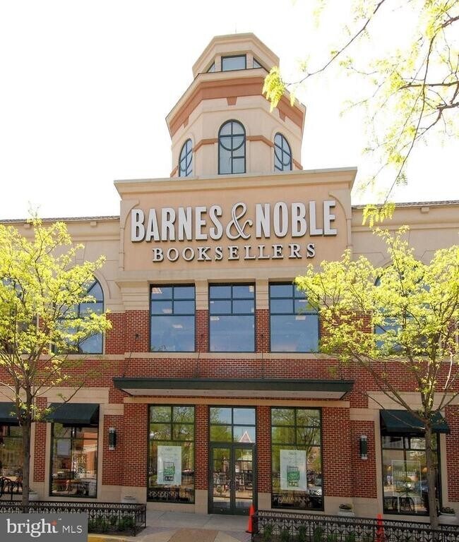 Building Photo - 900 N Garfield St