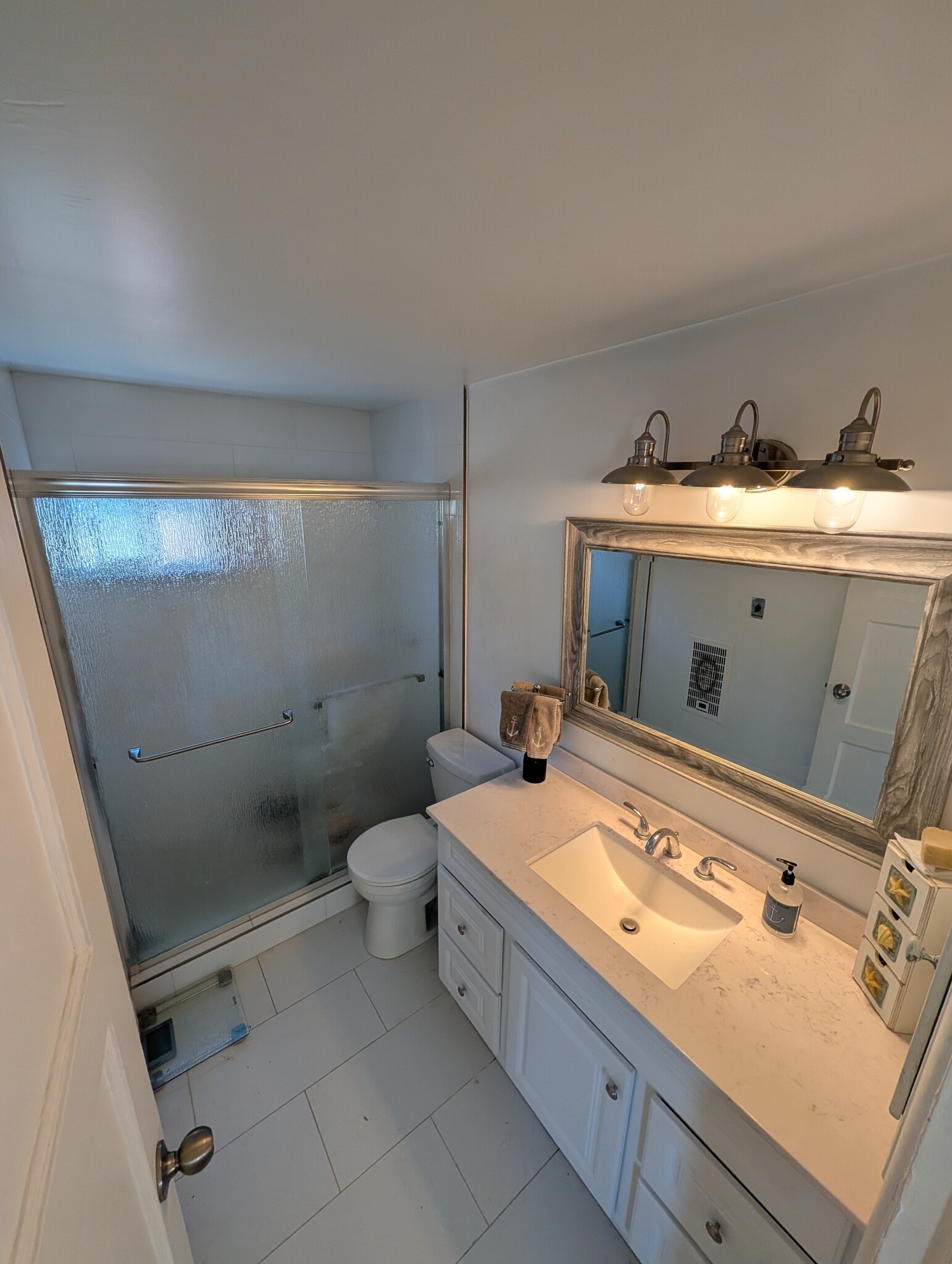 Updated bathroom with medicine cabinet - 1080 Dover Ln